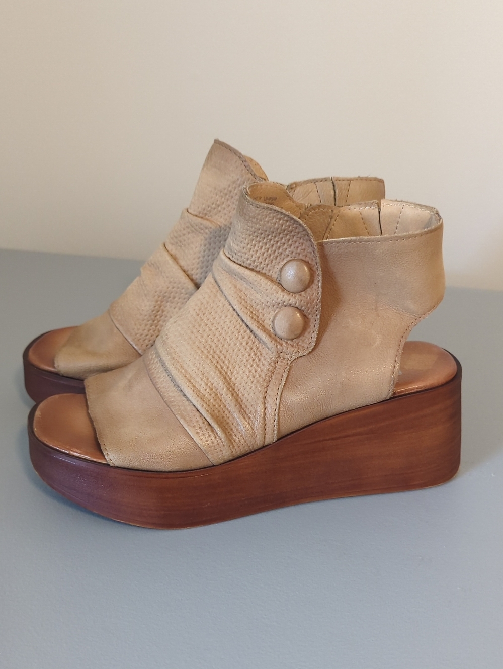 Miz Mooz Women’s Beige Leather Wedge Sandal Peep Toe.